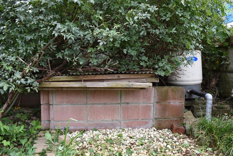 井戸に直接雨水などが入らないように、井戸の周りにブロックを積んでトタン屋根を設置して保護