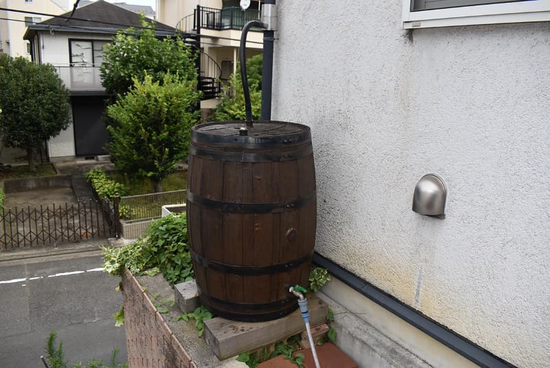 家の北西と南東に1つずつウイスキー樽を設置し、雨水を溜められるようにした