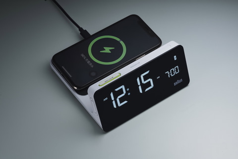 ブラウン、ワイヤレス充電台付き目覚し時計「BC21G」 - Impress Watch