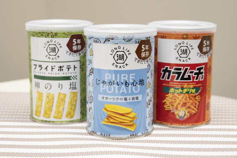 湖池屋の「LONG LIFE SNACK」シリーズ。左からプライドポテト 神のり塩、じゃがいも心地、カラムーチョ(各454円)