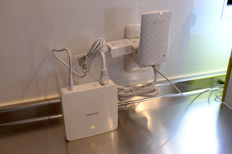 アクセルラボが提供する「SpaceCore」のIoTゲートウェイ。様々なデバイスを連携させるための機器