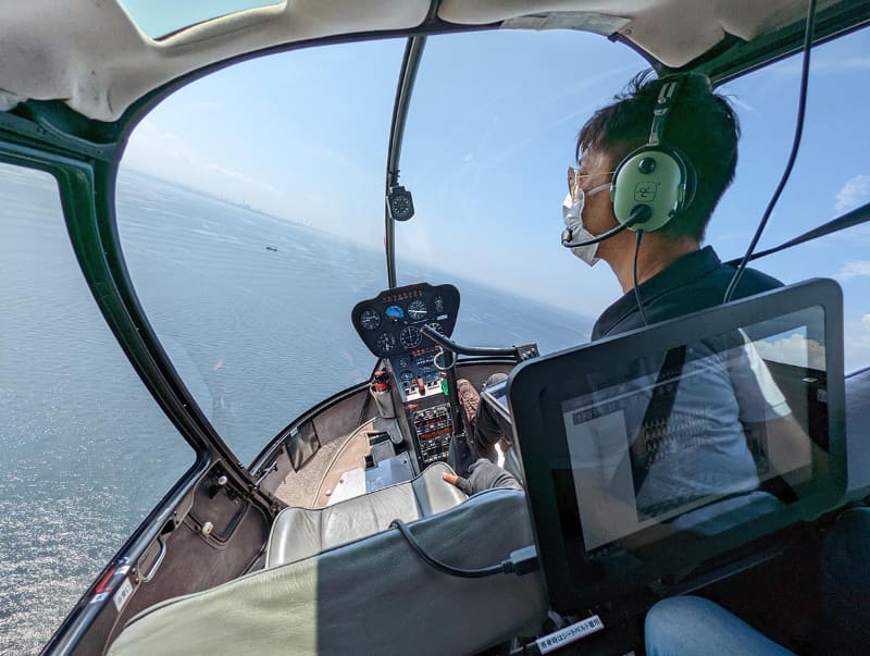 サイネージは後部座席から見える位置に取り付けられている