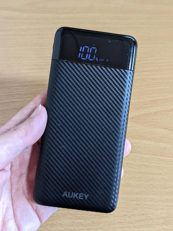 モバイルバッテリーがあればなお安心できるでしょう。しかし停電ともなれば、予想以上に生活への影響が出ます。食料、水、エレベーターなど、あらゆる要素に気を配っておきたいところです