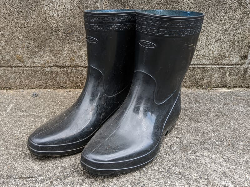 水害避難で長靴の利用は禁物とのこと。それはなぜ?