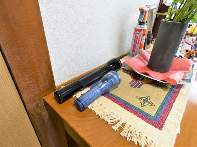 筆者宅の玄関(右側:豆球の懐中電灯、左側:ML300L)