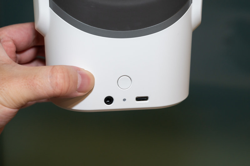 声はネジ止めされたパーツのスリットから奥に抜けていく