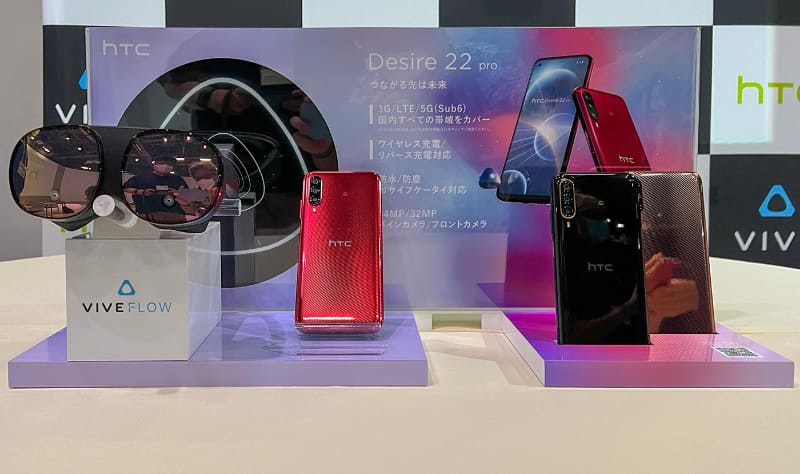 HTCの「Desire 22 pro」。自社のHMD「VIVE Flow」との組み合わせをアピールした