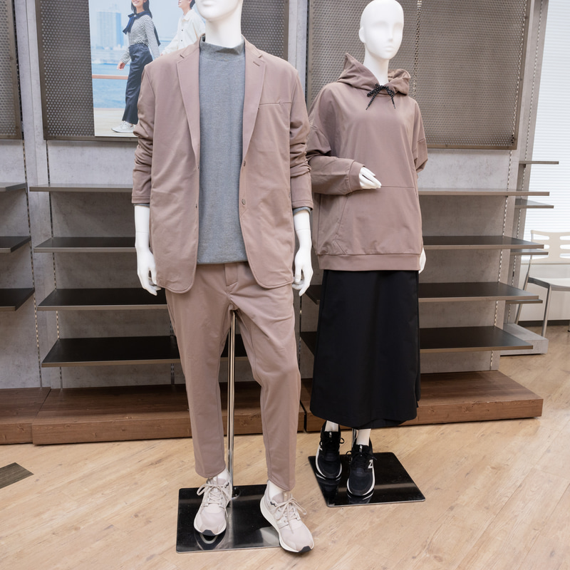 カジュアルなファッションにも合わせやすいデザイン。ちなみに写真のウェアもニューバランスの商品