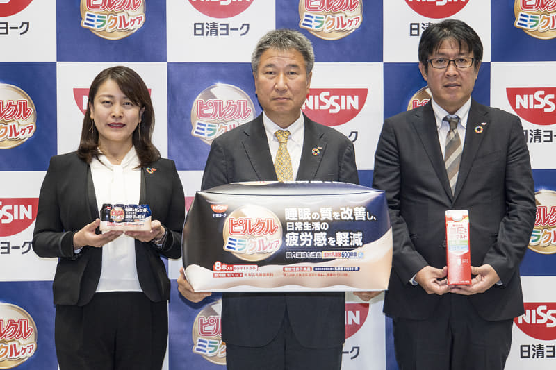 (左から)日清ヨーク マーケティング部 部長 犬飼美穂子氏、代表取締役社長 前田健二氏、開発研究所 所長代理 瀬川修一氏