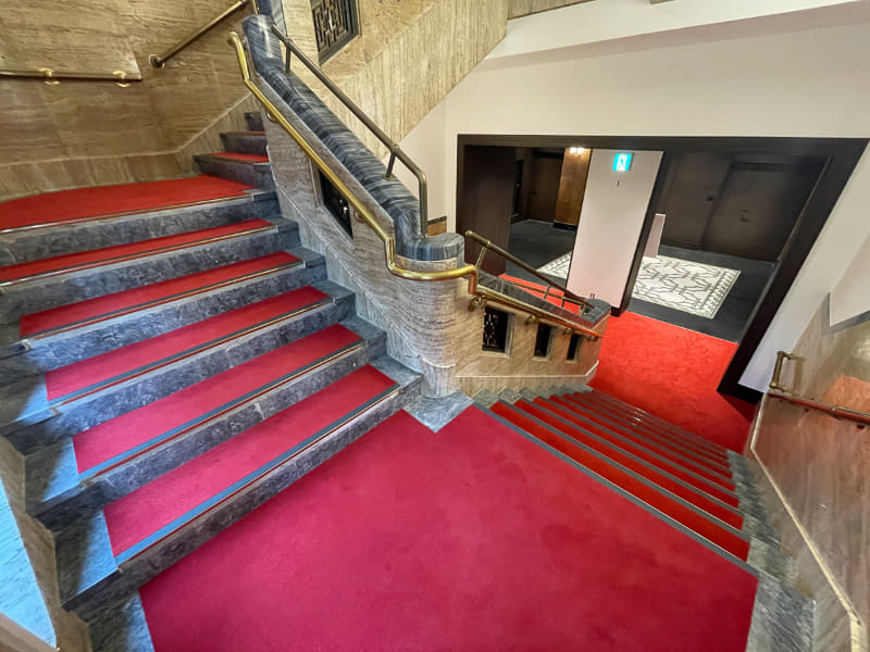 階段なども当時の雰囲気を残している