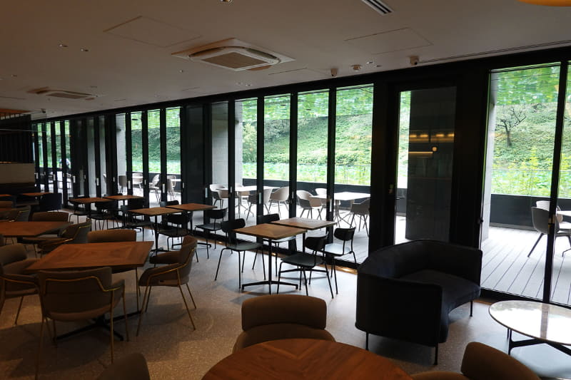 食堂は地下1階のため、お堀を目線の高さで眺められる