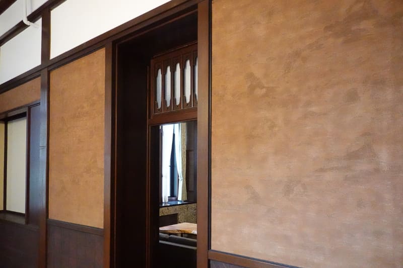 解体前の応接室の壁をはがした際、その下に金糸刺繍のクロスが発見され、急遽復元されることになった。これは正倉院宝物殿にある銀壺と類似しているという