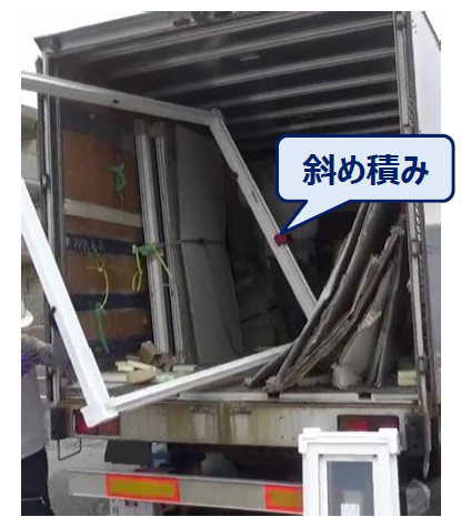 従来の樹脂窓は枠のコーナー部を溶着接合としているため、枠完成品出荷の場合、トラックでの運搬時に斜め積みになり積載効率が低下する