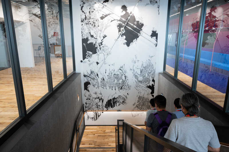 フロア間は階段で移動が可能