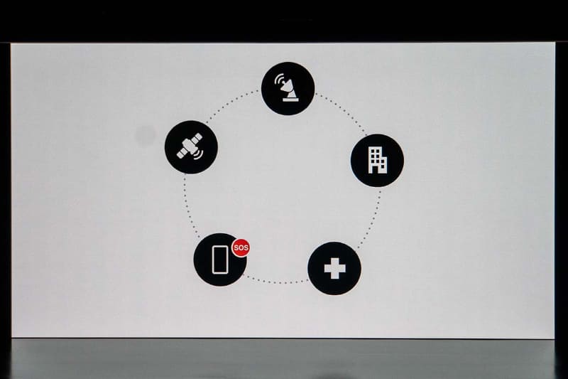 SOSに対応するには、単にiPhone 14が対応するだけでなく、緊急通報に関する当局などとの連携が必須