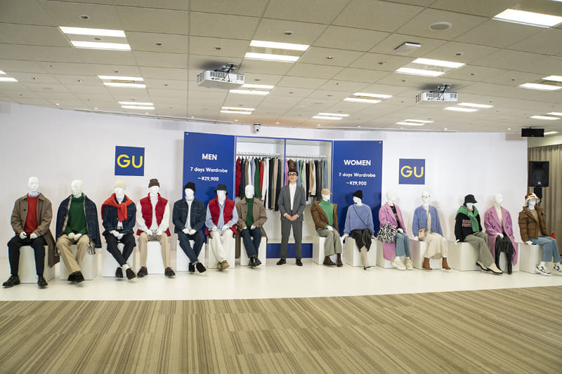 7種類のコーディネイト例。男女それぞれ29,900円。真ん中はジーユー 代表取締役社長 柚木治氏