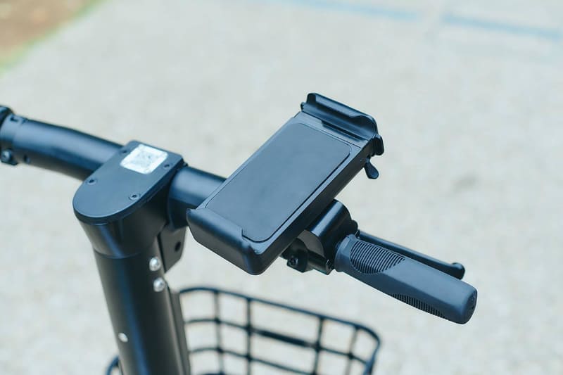 スマホホルダーの導入は、「片手運転を防止するため」