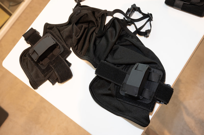 前モデル用の肘トラッキング拡張セット(SVP-MC1E)。センサーユニットを二の腕あたりに装着し、サポーターは肩～背中に沿わせる