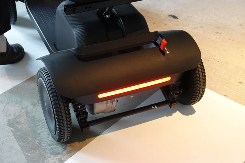 後部はテールランプを装備