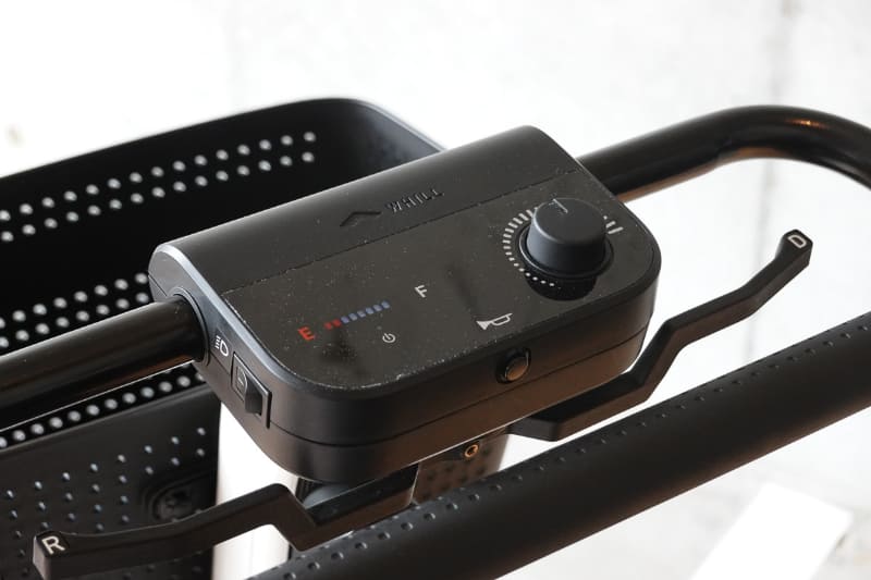 クラクションのスイッチもあるが、けたたましい音が鳴るわけではなく、威圧感のない音が出る音を出すようになっている