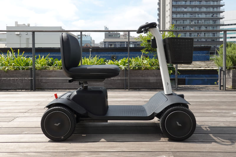 ハンドルの内側にある前進用の「D」、後進用の「R」により前後進を操作する