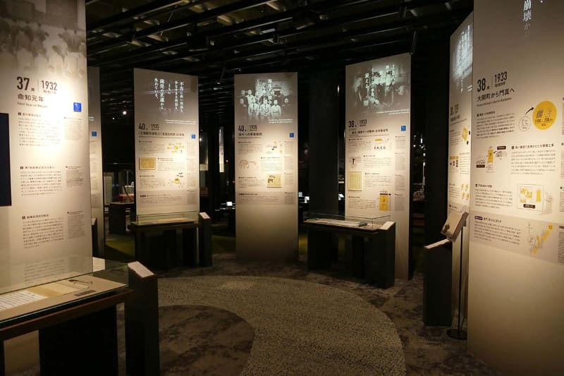 多くのパネルで松下幸之助の人生を振り返ることができる