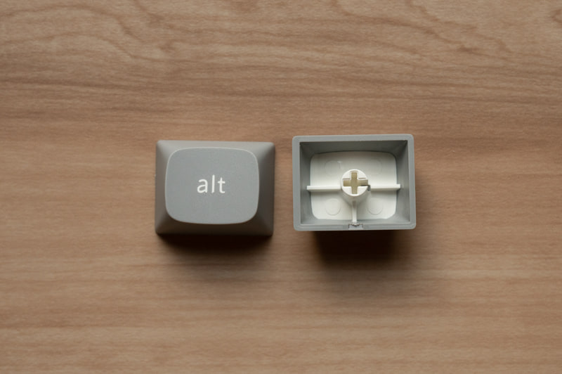 標準付属の2色成型のPBTキーキャップ。消耗時や好みに合わせて交換できます