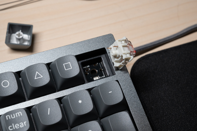 ホットスワップ対応で、キースイッチを専用工具で引き抜くだけで交換できます。トップケースを外したほうが交換しやすいです