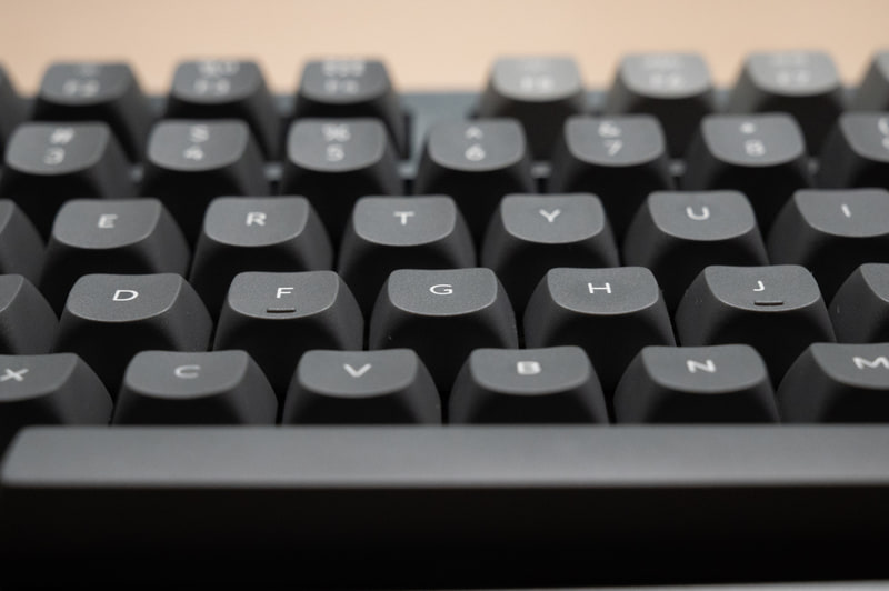 KeychronがOSAプロファイルと呼ぶキートップの形状。やや凹量が多く、フォントは中央で、上から見ると角の取れた四角形というレトロなデザインです