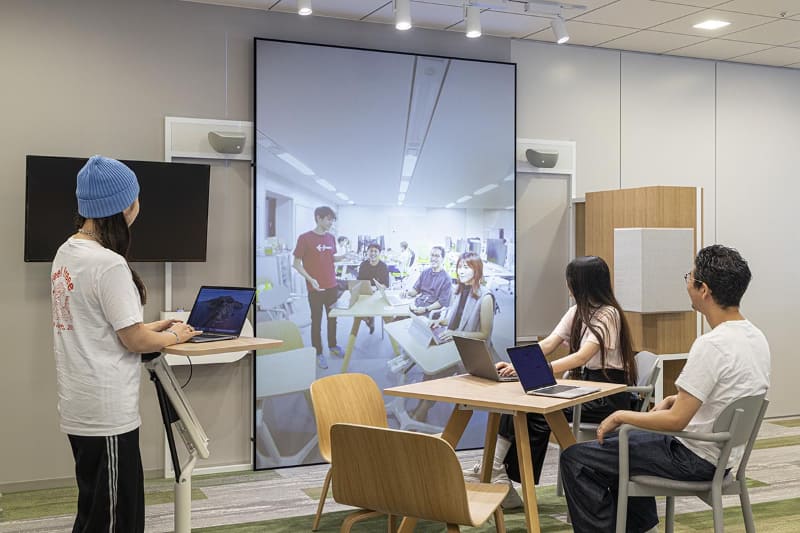 大阪のオフィスと常時繋がっている「tonari」