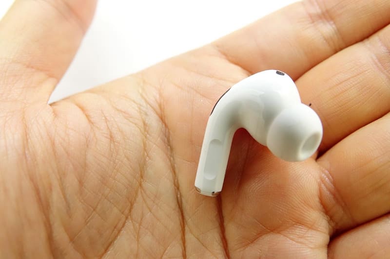 ステム部分に設けられた溝を上下にスワイプすることで音量の調整が可能。初代AirPods Proにはなかった機能だ