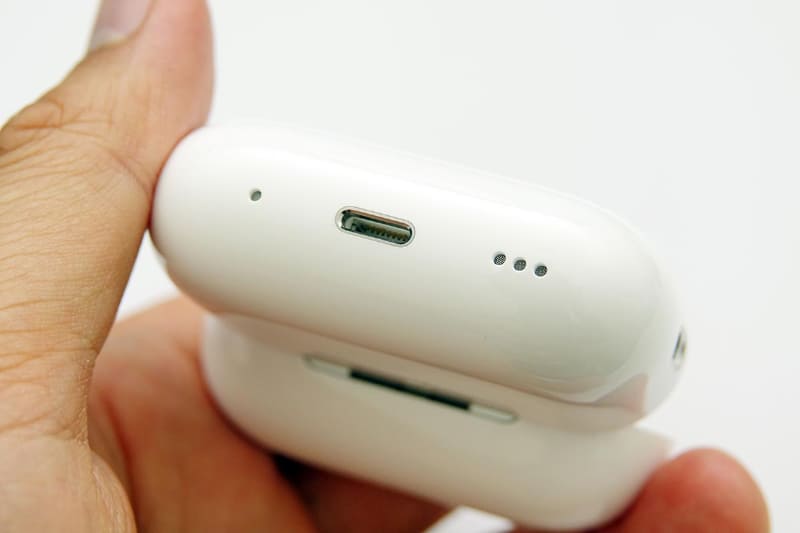 ケースの底面に、スピーカーが搭載されている。音量はAirTagよりやや大きく、なくしたときに発見しやすくなる