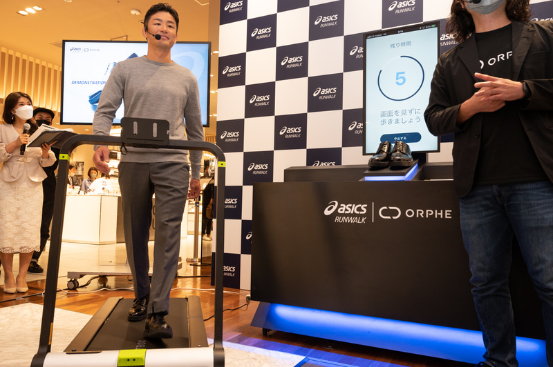 30秒間の歩行で現在の心身の状態を計測する「手動歩容計測」のデモ