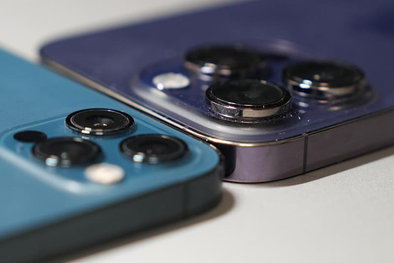 iPhone 12 Pro(左)とiPhone 14 Pro(右)のカメラ部比較。14 Proのほうがかなり出っ張っている