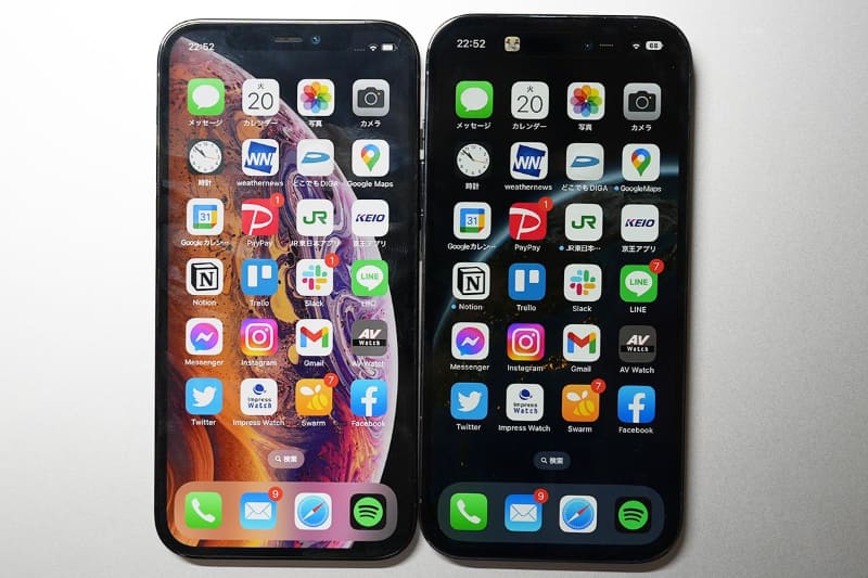 iPhone 12 Pro(左)とiPhone 14 Pro(右)。見た目はあまり変わらない