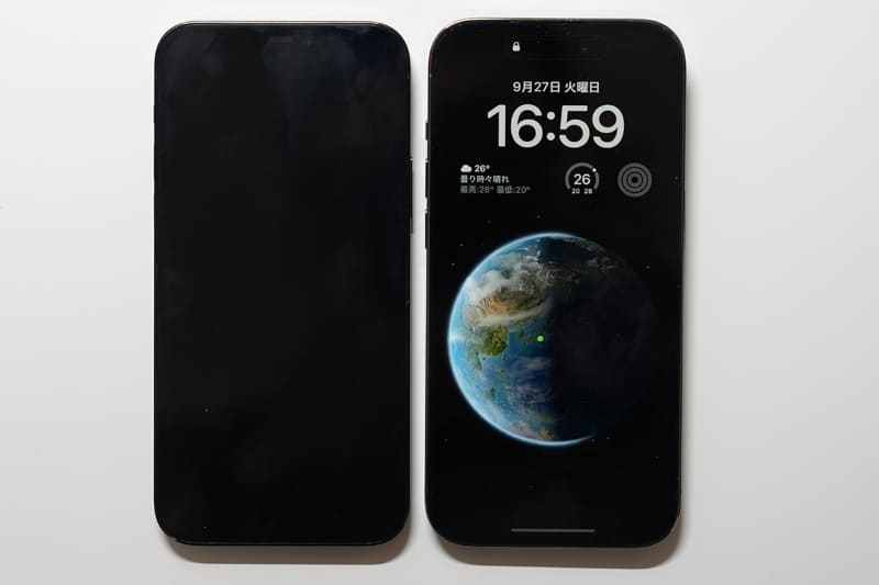 iPhone 12 Pro(左)と「常時表示」のiPhone 14 Pro(右)