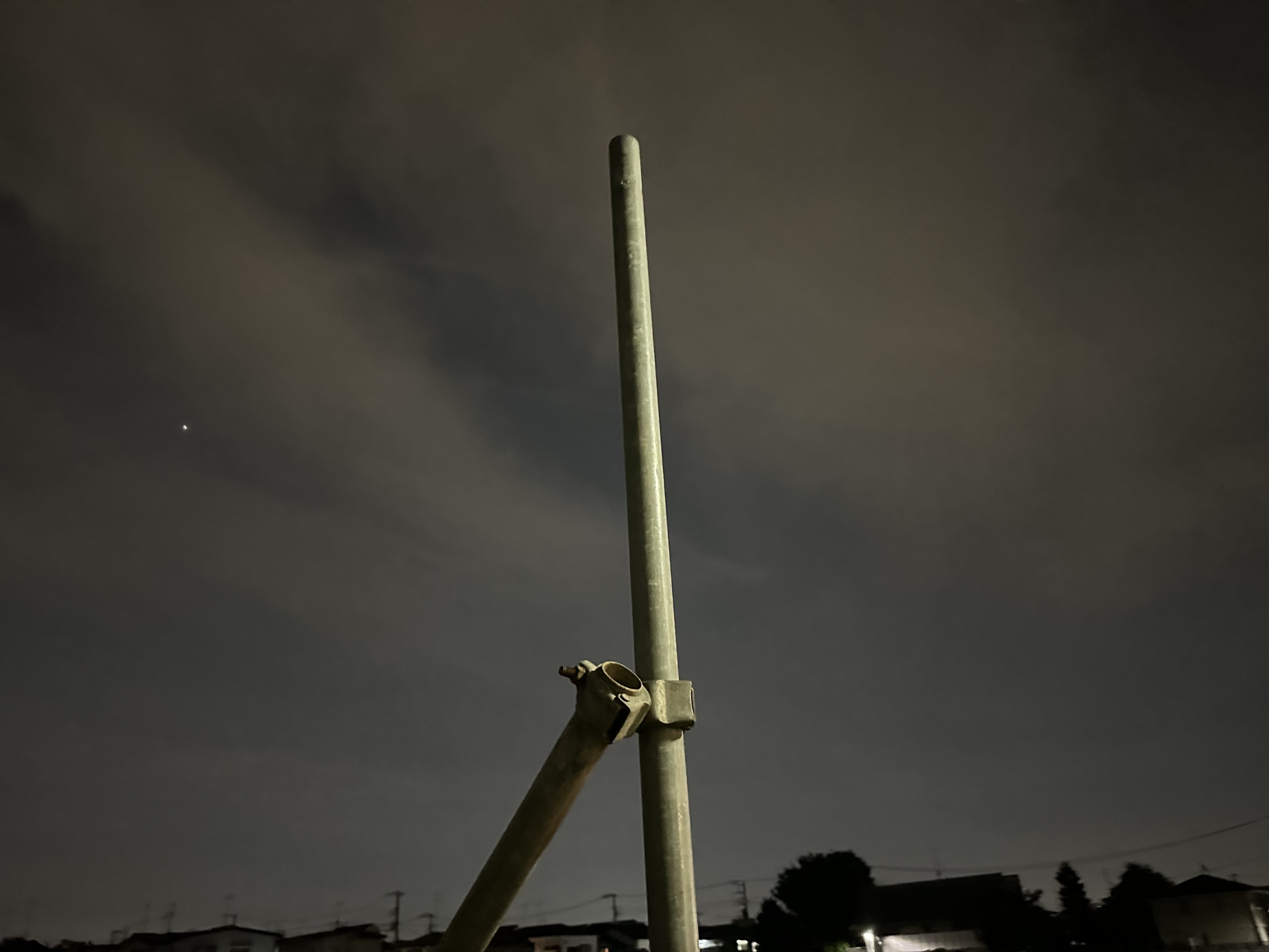 暗所性能が向上。「ナイトモード」を使わずにもかなり暗い場所で撮影できます