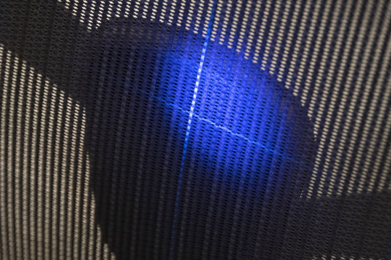 通常時は見えないがブルーライトを当てると太い素材が見えて、ゾーン分けされていることがわかる