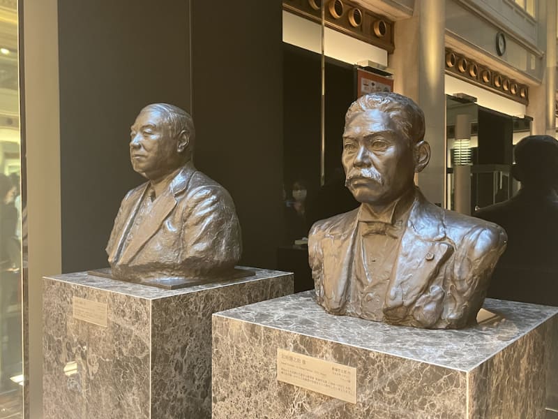 静嘉堂は、三菱の二代社長の岩崎彌之助(右)と同四代の岩崎彌之助(左)のコレクションを所蔵