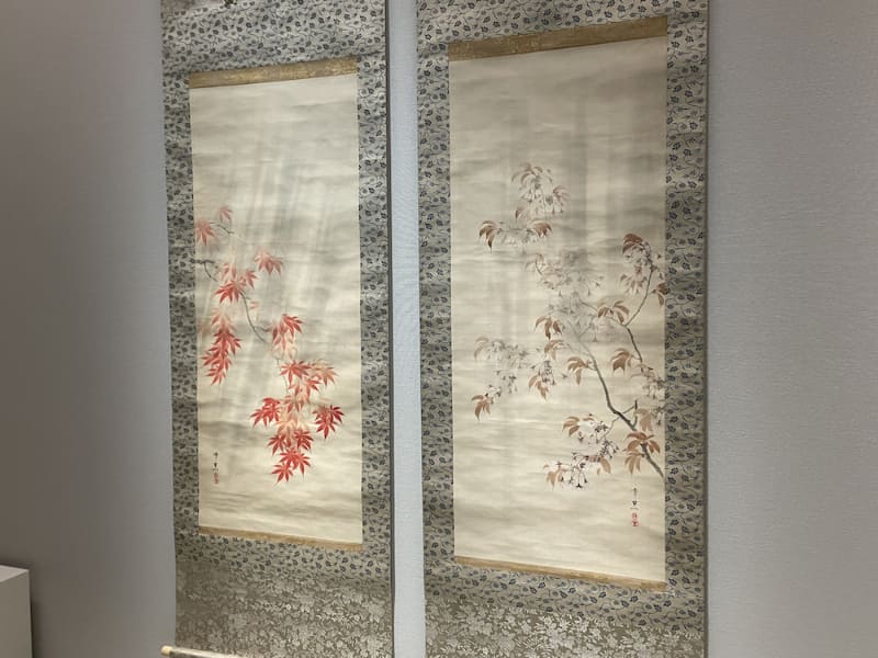 鈴木其一(きいち)の「雨中桜花楓葉図(うちゅうおうかふうようず)」。薄墨で表現された雨が印象的。装飾性と柔和な描写の江戸琳派の花鳥画に、写実性を加味した作品と言えるとする