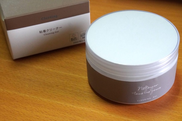 「粘着クリーナー」300円(税込330円)。おしゃれげな容器とロゴで掃除用品には見えません