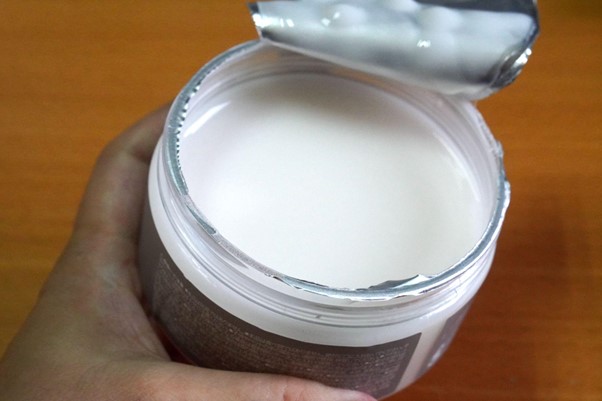 アルミシートを剥がしたところ。うっすらヨーグルトのような香りがします