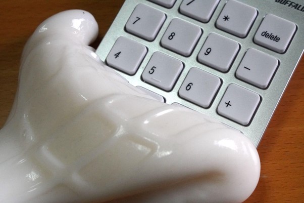 外付けのテンキーボードを掃除。ボタンの形に合わせてジェルが凹んでいるのが分かります