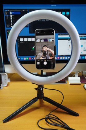 組み立ててスマホをセットしたところ。ホルダーの幅は約6cmから8cm、耐荷重は約300g