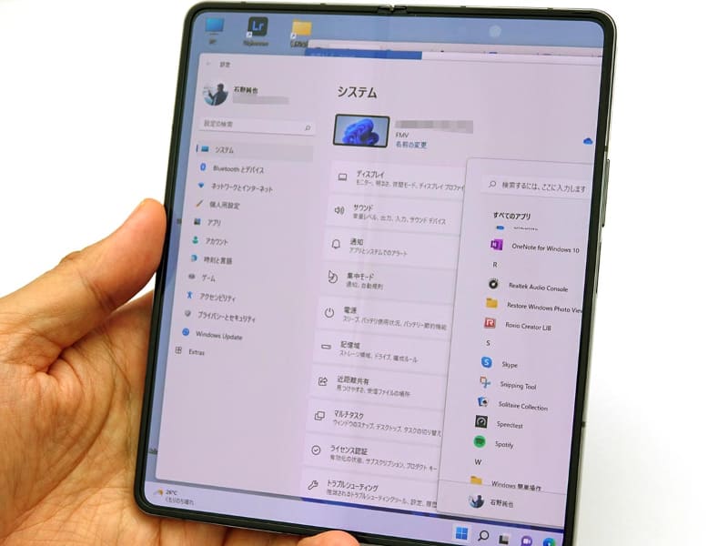 電子雑誌を読んだり、PCにリモート接続したりと、大画面を生かせるサービスやアプリは意外と多い。スマホのようにサッと取り出せる一方で、タブレットのように画面を広々と使えるのが、フォルダブルスマホのメリットだ