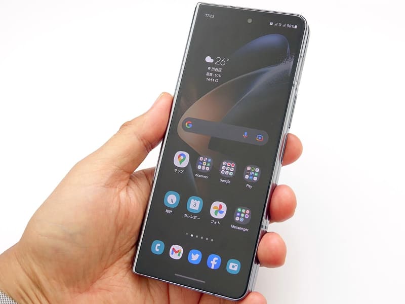 閉じたときのサイズ感が、より普通のスマホに近づいた