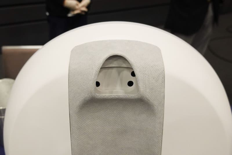 グレーのノーズガイドに鼻を入れて匂いをかぐ。匂いが発生したあとは素早く脱臭される