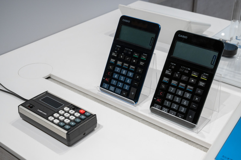 こちらはカシオのプレミアム電卓「S100」(29,700円)。アルミ削り出しボディでズシリと重い。手前は世界初のパーソナル電卓「カシオミニ」(1972年発売)の後継モデル