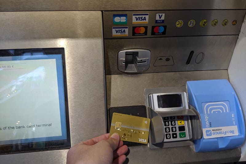 Navigo easyでのチケット購入(チャージ)はクレジットカードで行える。むしろクレカが使えないと券売機には紙幣が投入できないため、Carnetsの購入に何枚もユーロ硬貨を投じることになる