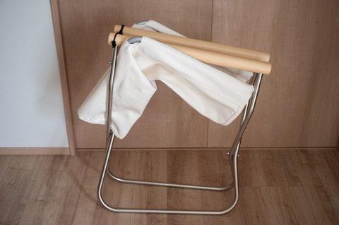 折りたたみ・パーソナルチェア再び。万能ポジションのニーチェア